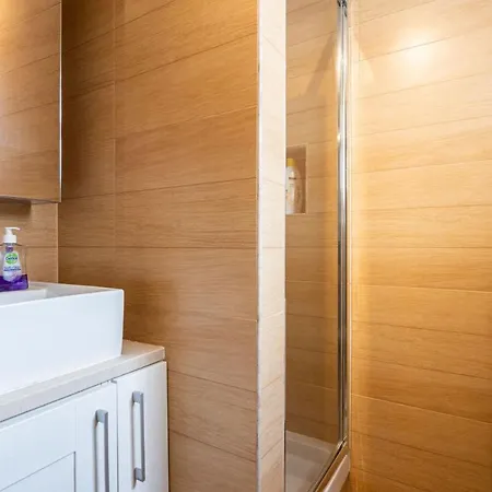 Lapa 3bdr Duplex W/ Balcony By Lovelystay