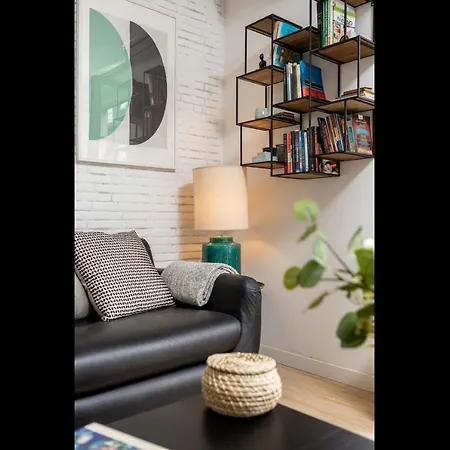 דירה Lapa 3bdr Duplex W/ Balcony By Lovelystay ליסבון